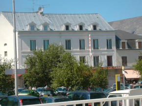 Отель Hotel De La Gare  Монлюсон